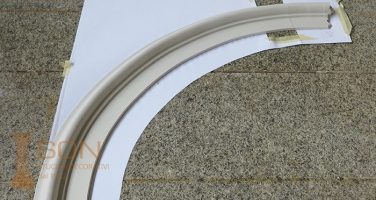 Cornice in gesso ad arco curvilineo