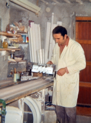 Andrea al lavoro nel garage di casa nel 1972