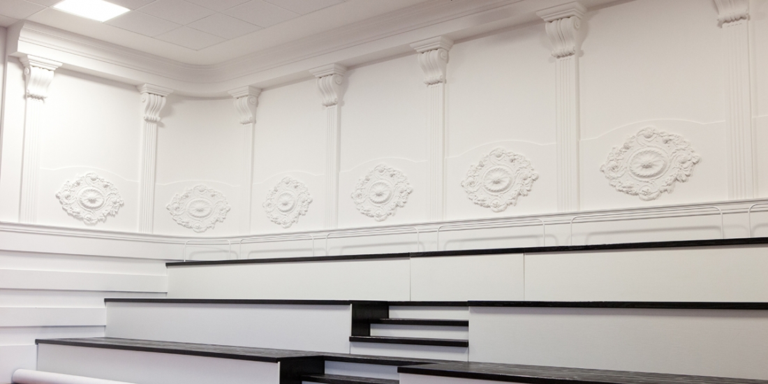 Plaster corner cornices